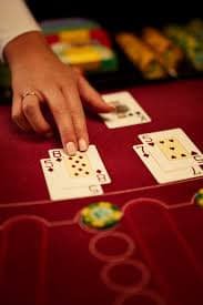 Tampilan meja Live Casino dengan dealer langsung dan antarmuka digital modern